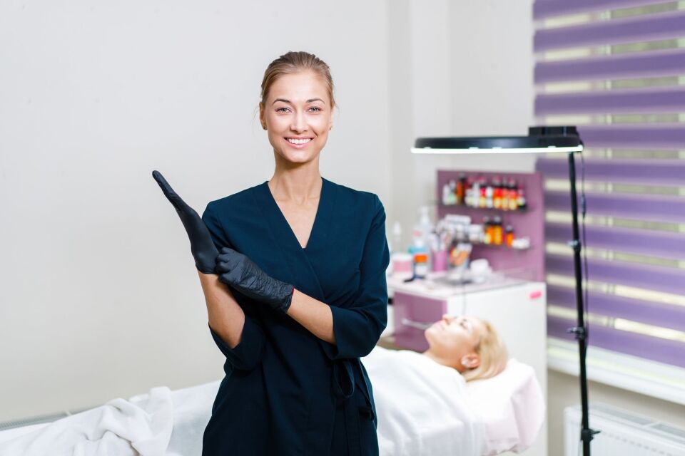 How to Become a Beautician